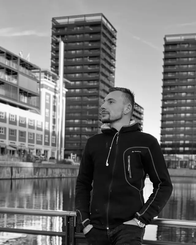 Chris Mundschau, au bord de l'eau à Strasbourg